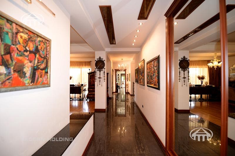 House · 5 rooms · 678 m² · Kentron