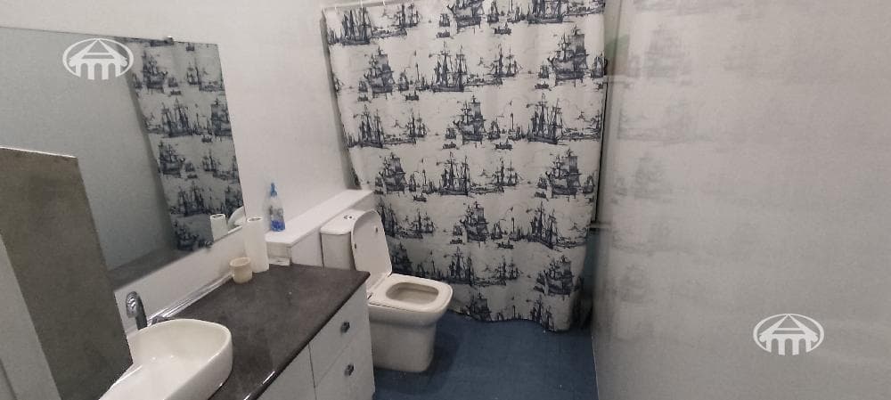 Առանձնատուն · 6 սեն. · 180 մ² · Կենտրոն