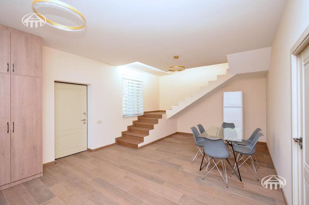 Особняк · 4 комн. · 272 м² · Птгни
