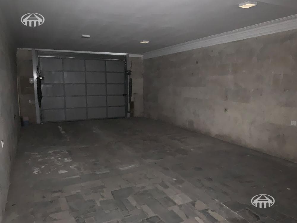 House · 6 rooms · 537 m² · Kentron