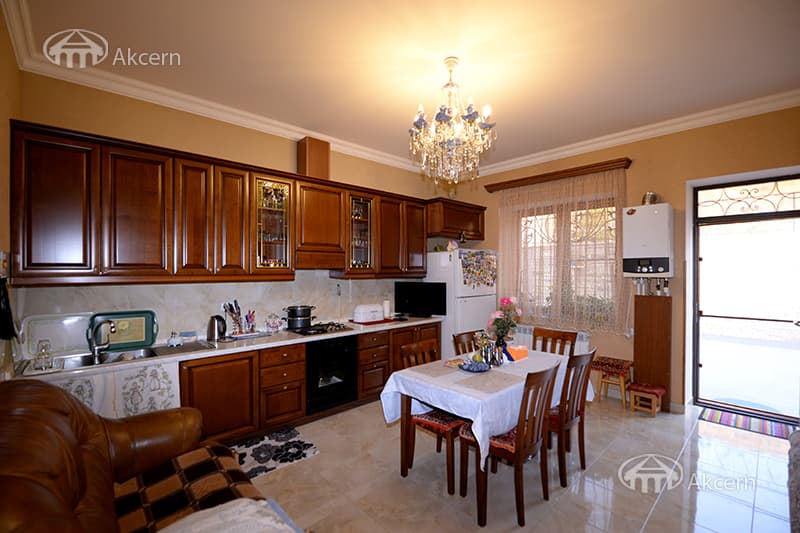 Mansion · 5 rooms · 372 m² · v. Arinj