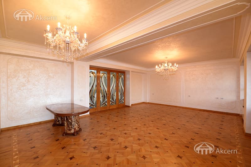 Apartment · 4 rooms · 240 m² · Kentron