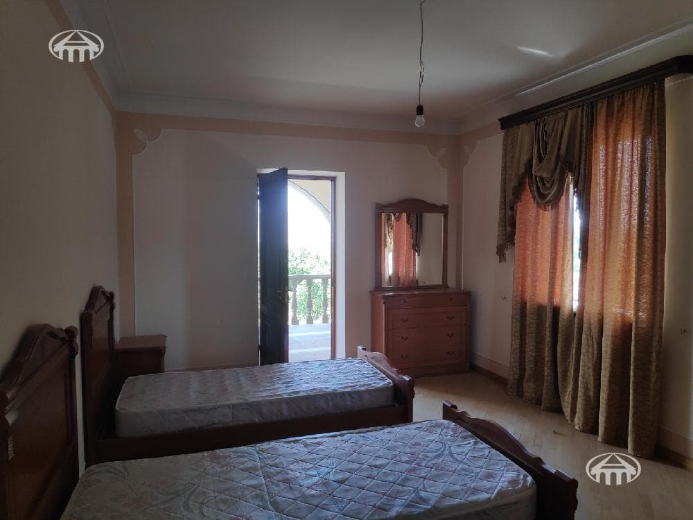 Mansion · 5 rooms · 300 m² · Arinj