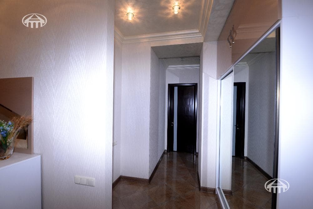 Квартира · 5 комн. · 300 м² · Кентрон