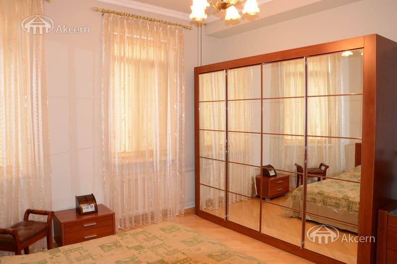 House · 6 rooms · 250 m² · Arabkir