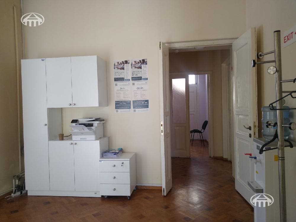 Գրասենյակ · 218 մ² · Կենտրոն