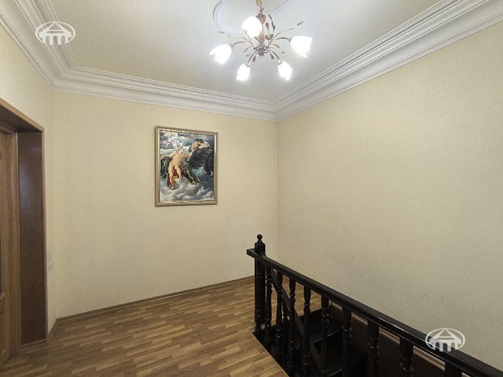 Գրասենյակ · 489 մ² · Կենտրոն