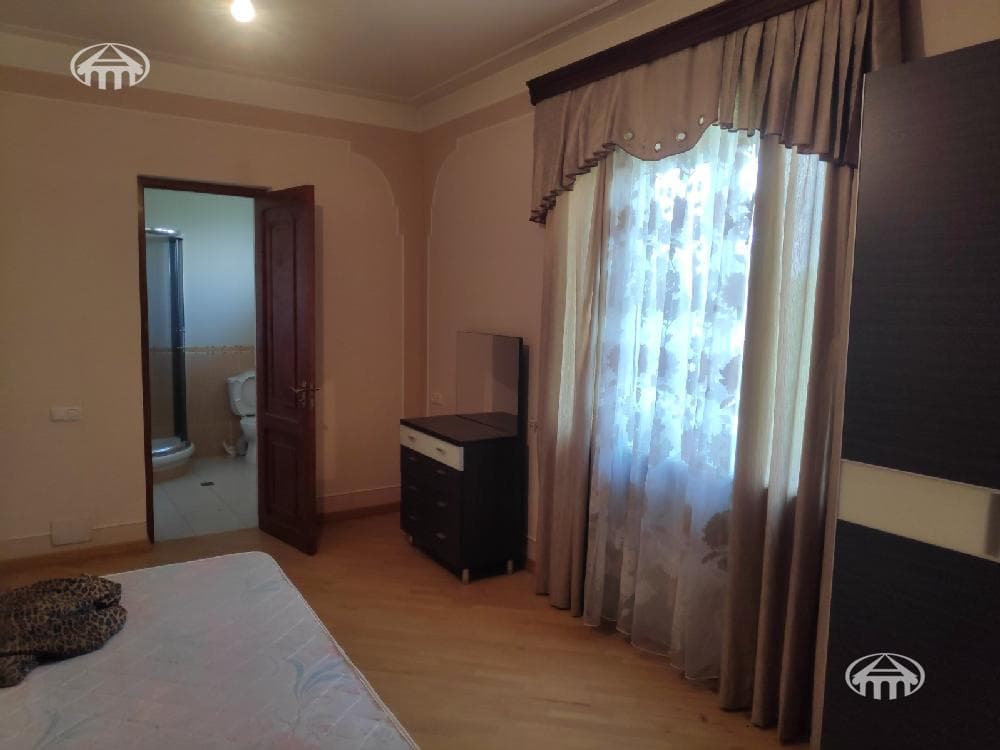 Mansion · 5 rooms · 300 m² · Arinj