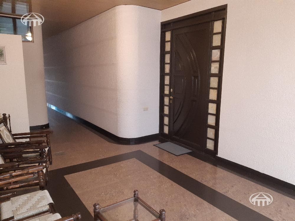 Дом · 5 комн. · 392 м² · Кентрон