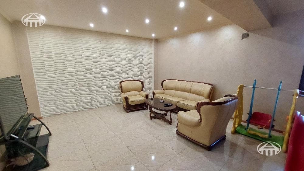 House · 6 rooms · 345 m² · Kanaker-Zeytun