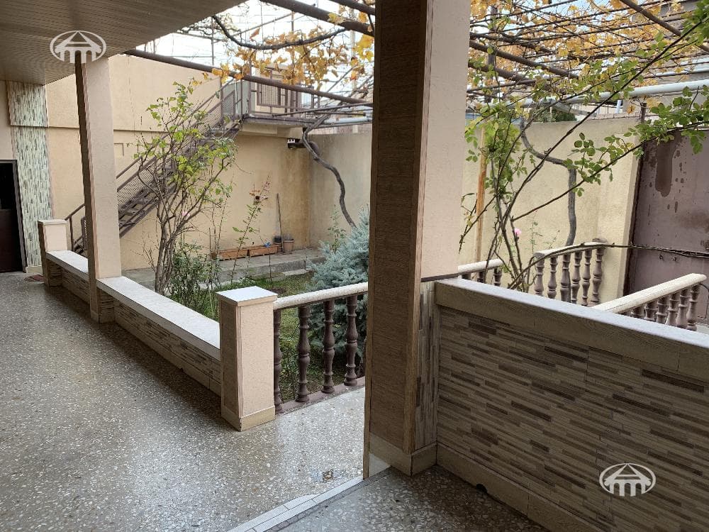 House · 4 rooms · 256 m² · Ajapnyak