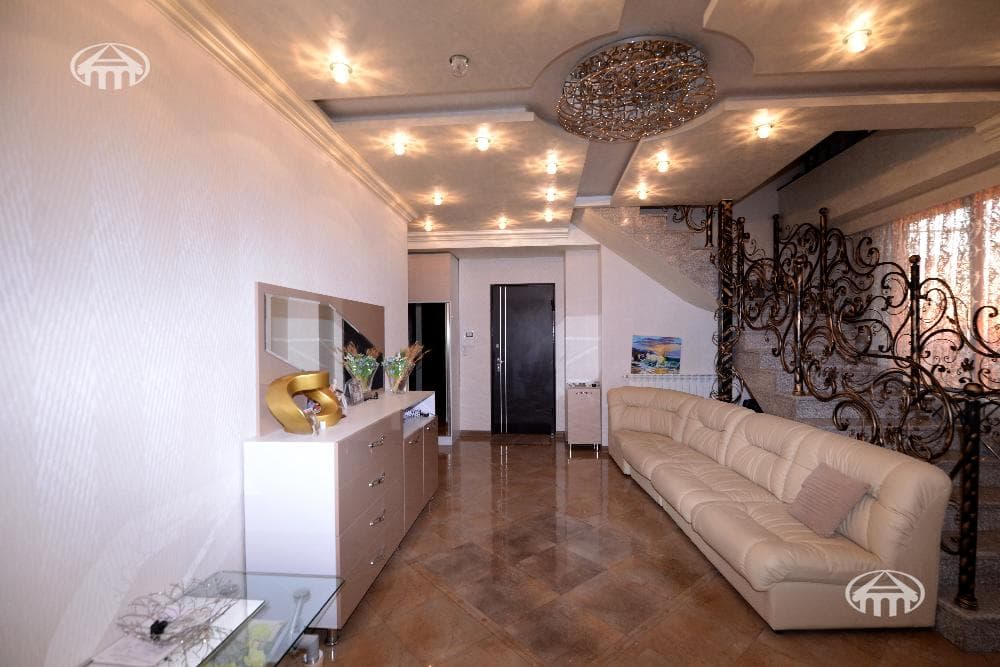 Квартира · 5 комн. · 300 м² · Кентрон