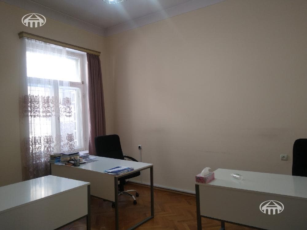Գրասենյակ · 218 մ² · Կենտրոն