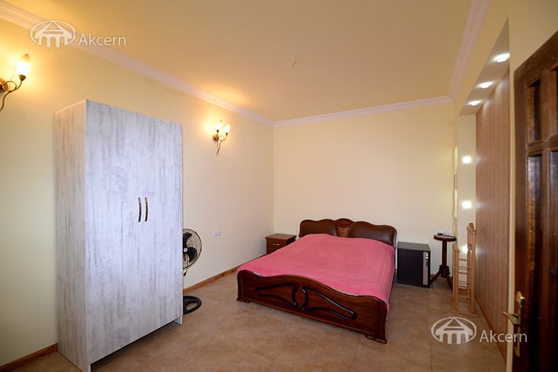 House · 4 rooms · 335 m² · Kentron