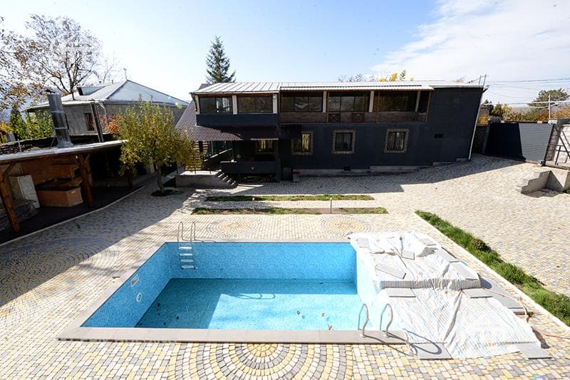 Mansion · 5 rooms · 350 m² · Garni