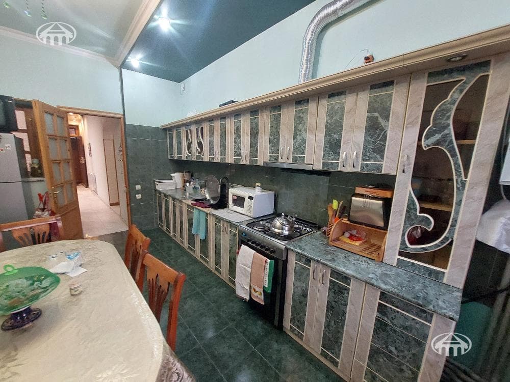 House · 5 rooms · 330 m² · Kentron