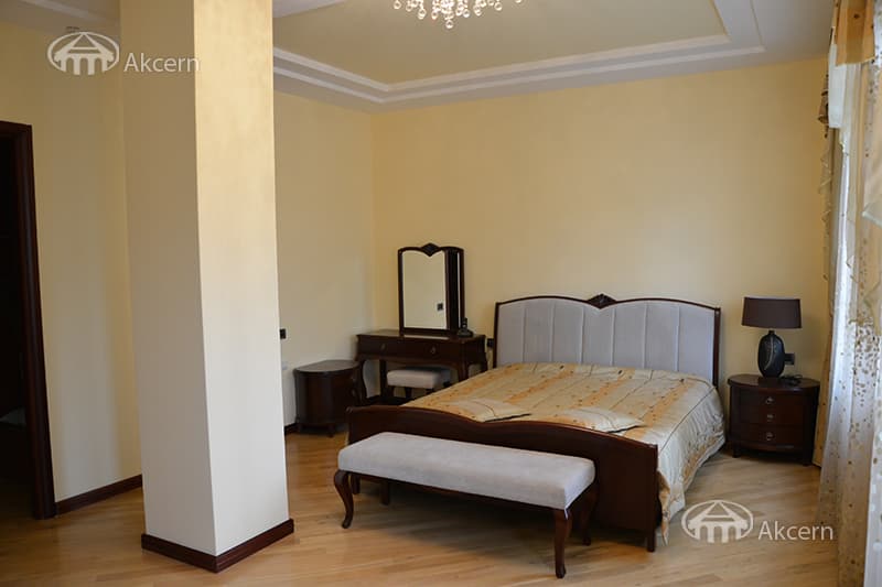 Apartment · 3 rooms · 140 m² · Kentron