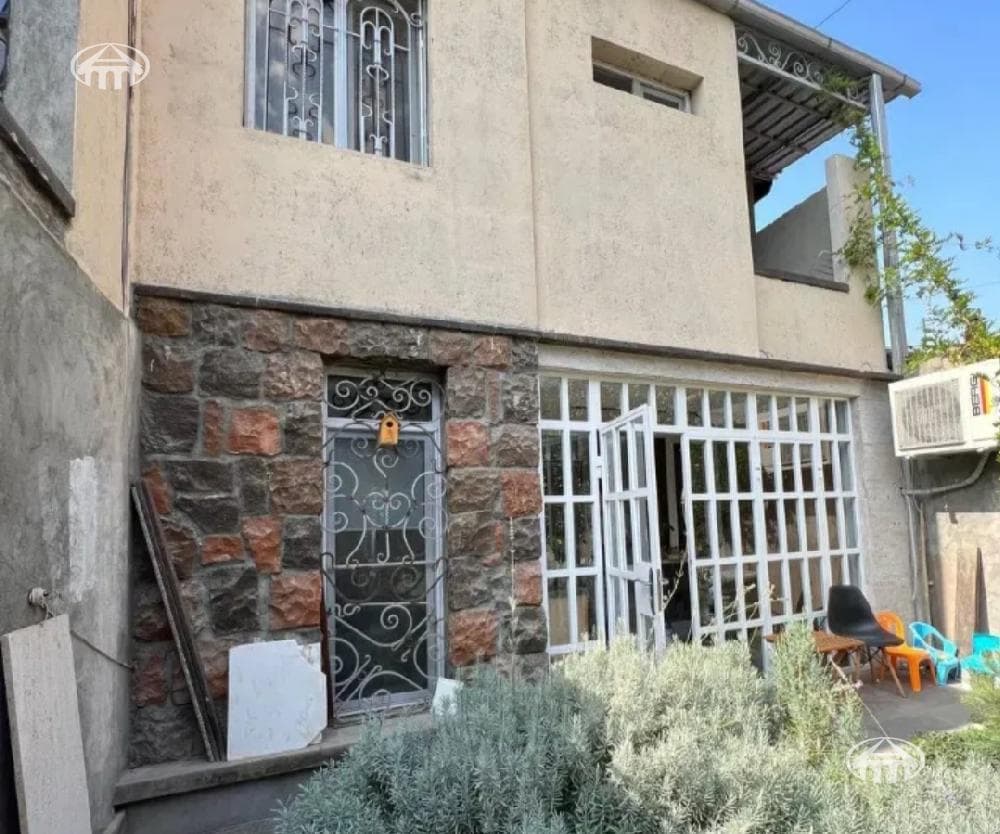 House · 4 rooms · 143 m² · Kentron