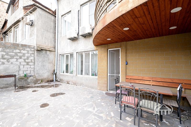 House · 6 rooms · 273 m² · Arabkir