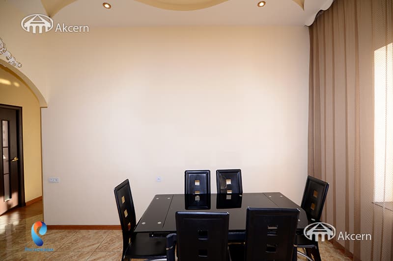 Дом · 6 комн. · 208 м² · Кентрон