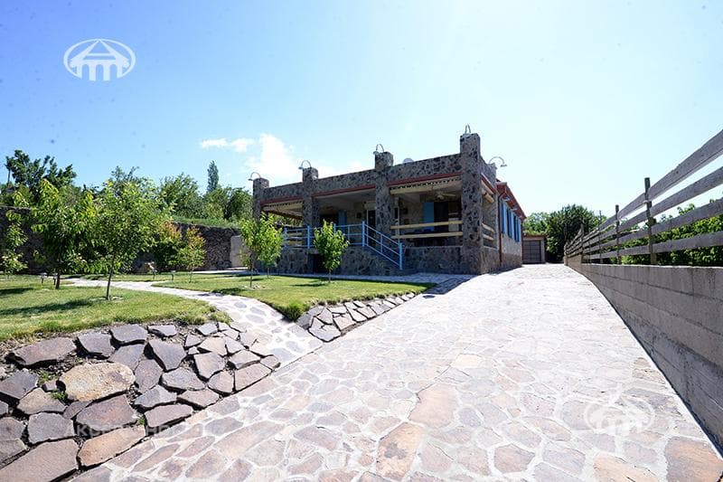 Mansion · 4 rooms · 244 m² · Saghmosavan