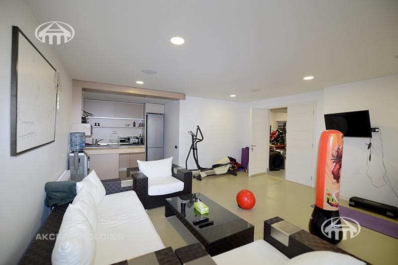 Mansion · 5 rooms · 777 m² · Avan