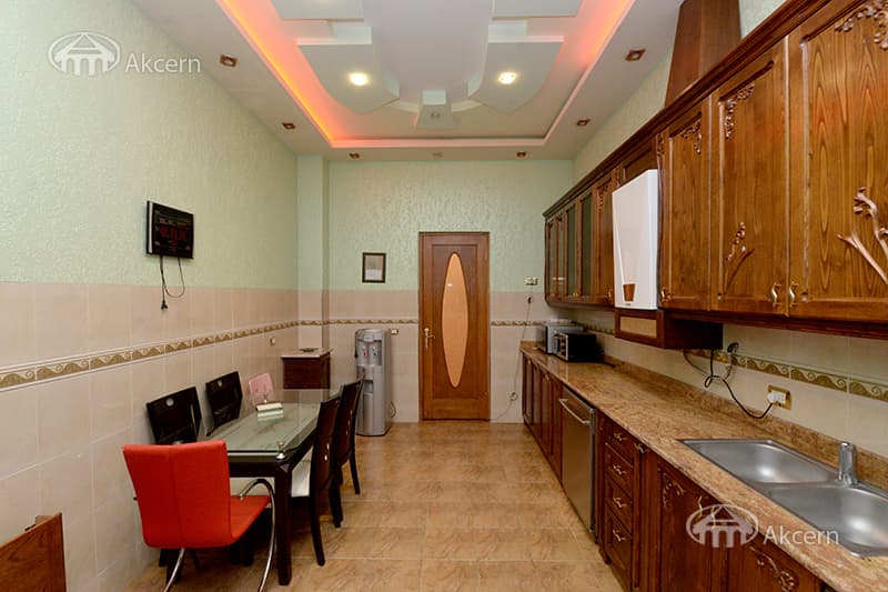 Առանձնատուն · 7 սեն. · 680 մ² · Կենտրոն