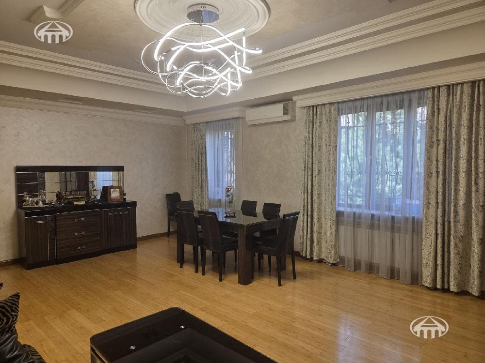 Особняк · 5 комн. · 280 м² · Аджапняк