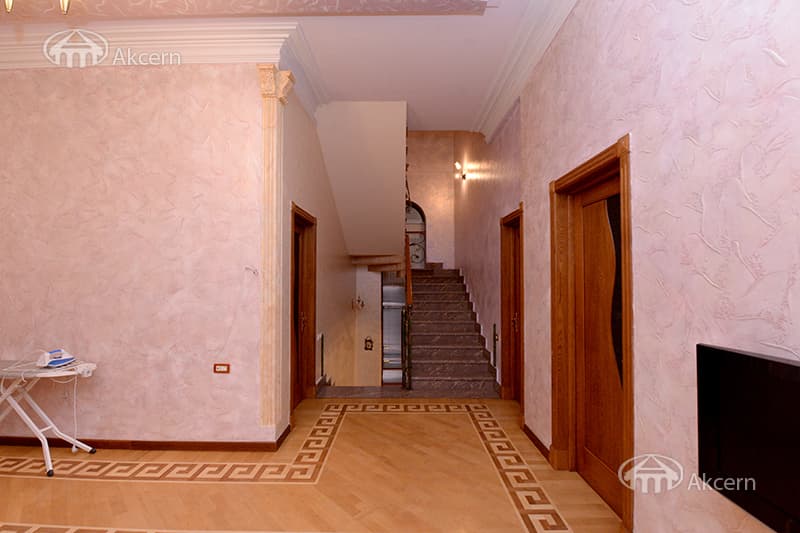 Առանձնատուն · 7 սեն. · 680 մ² · Կենտրոն
