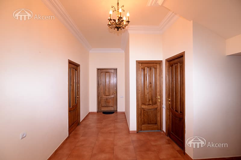 Առանձնատուն · 6 սեն. · 532 մ² · Զովունի