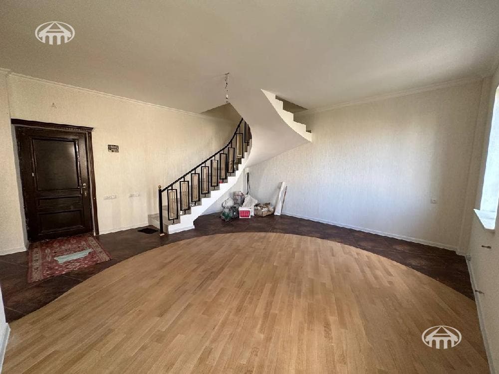 Квартира · 4 комн. · 175 м² · Кентрон