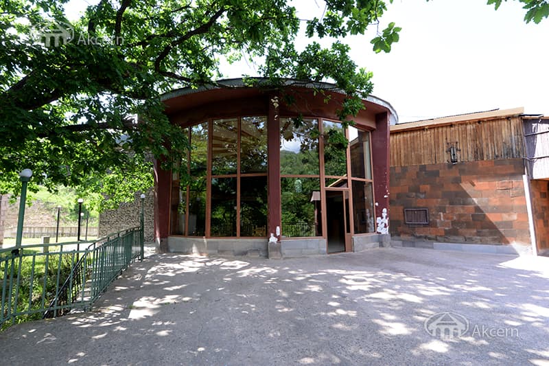 Restaurant · 566 m² · Lori