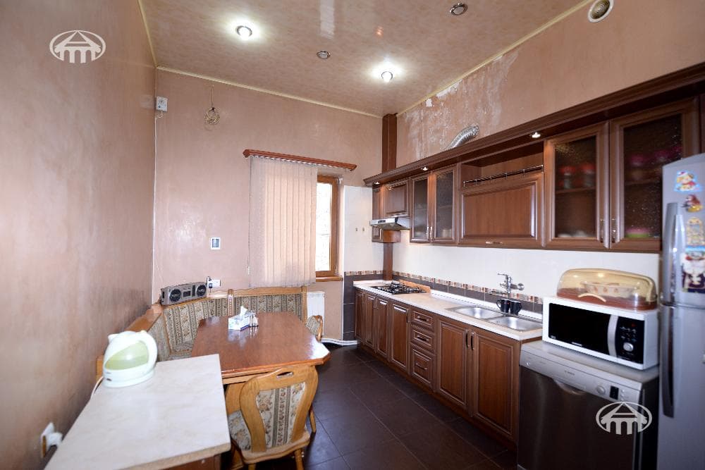 Սեփական տուն · 4 սեն. · 285 մ² · Էրեբունի