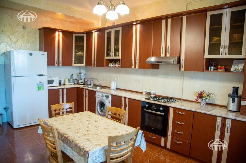 Առանձնատուն · 6 սեն. · 423 մ² · Պտղնի