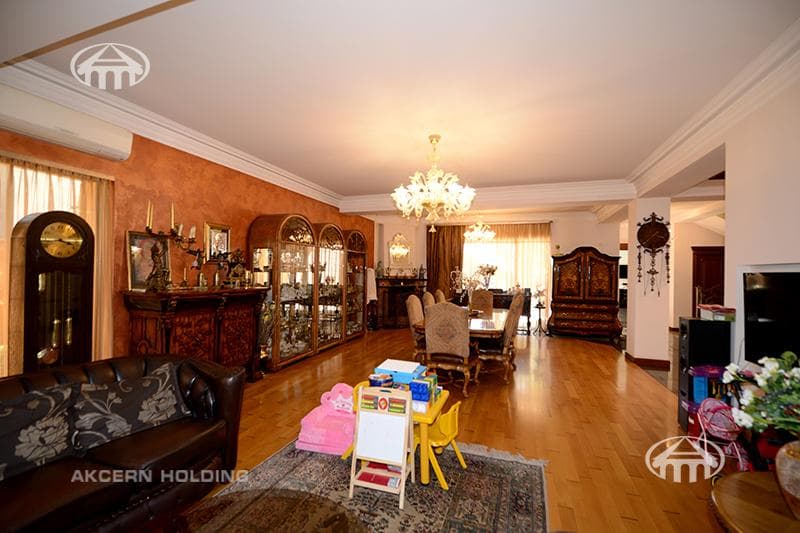 House · 5 rooms · 678 m² · Kentron