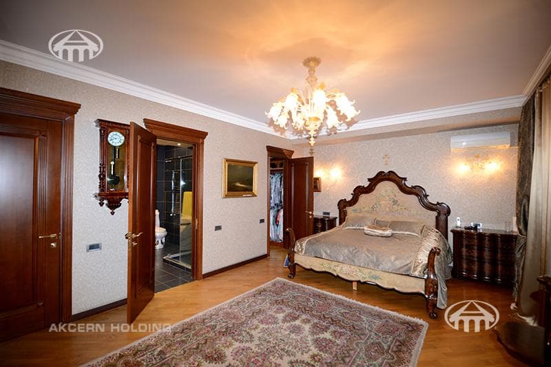 House · 5 rooms · 678 m² · Kentron