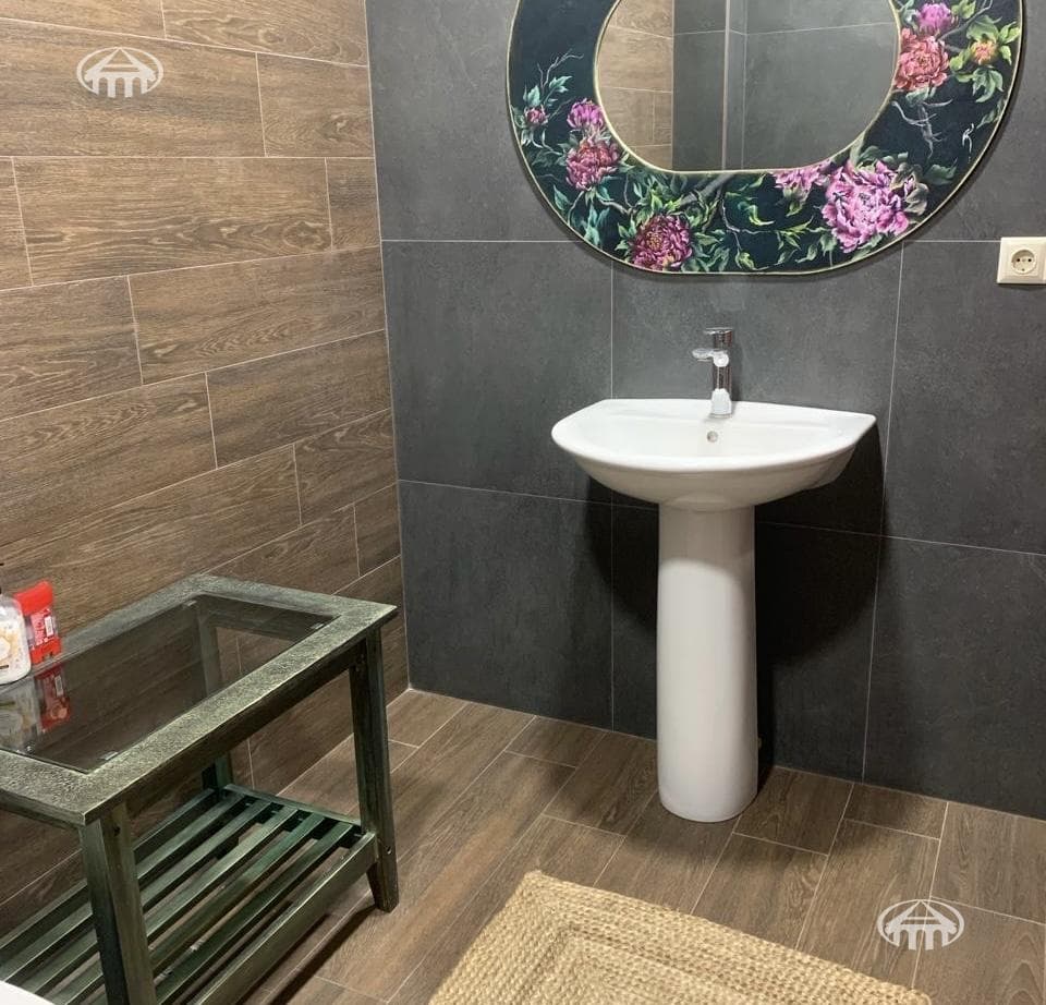 Таунхаус · 4 комн. · 180 м² · Аван