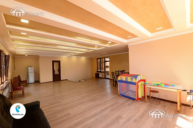 Дом · 4 комн. · 340 м² · Кентрон