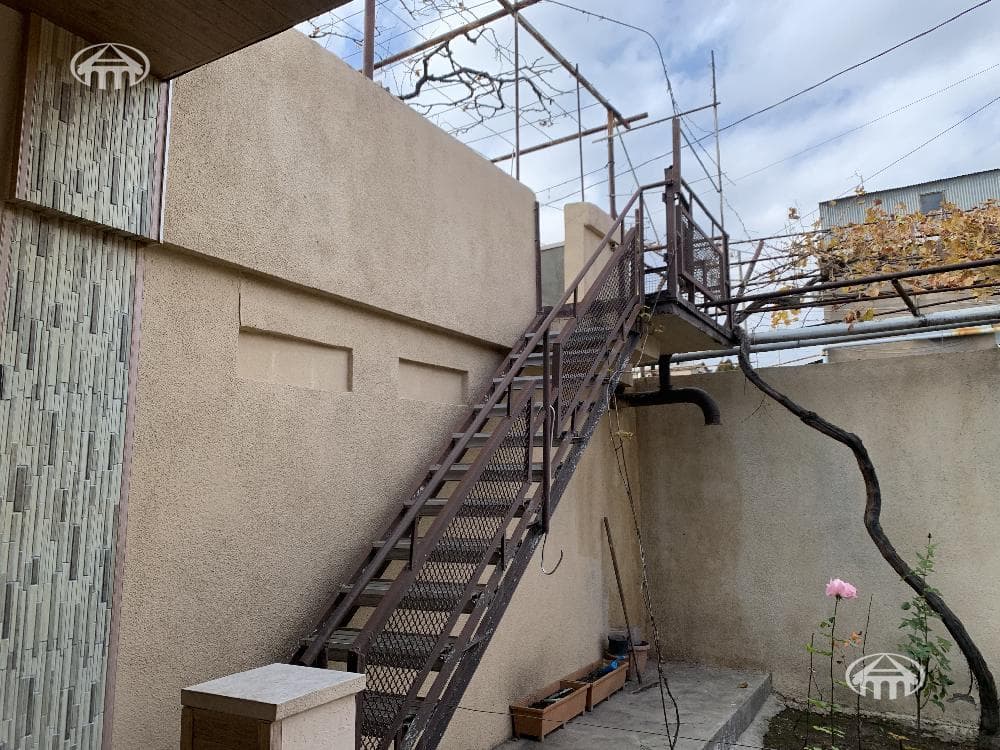 House · 4 rooms · 256 m² · Ajapnyak