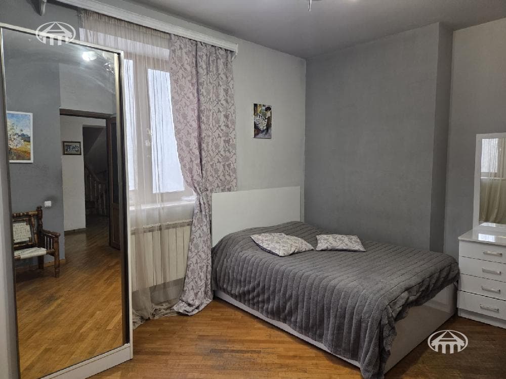 House · 6 rooms · 865 m² · Arabkir