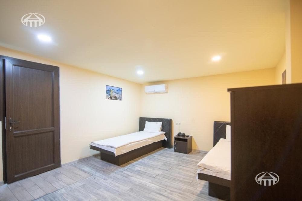 Hotel · 8 rooms · 585 m² · Arabkir