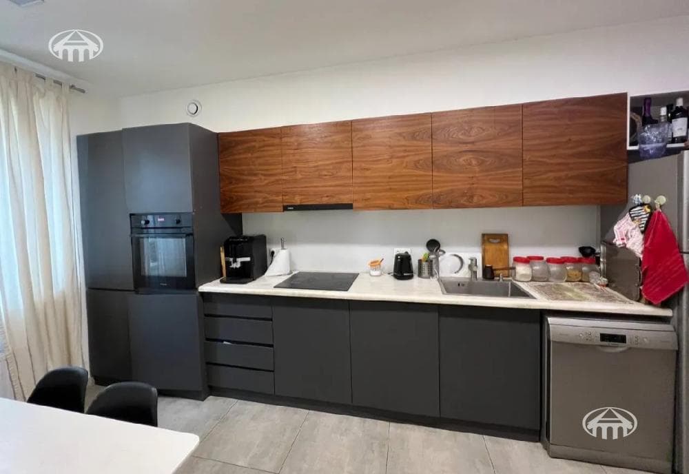 House · 4 rooms · 143 m² · Kentron
