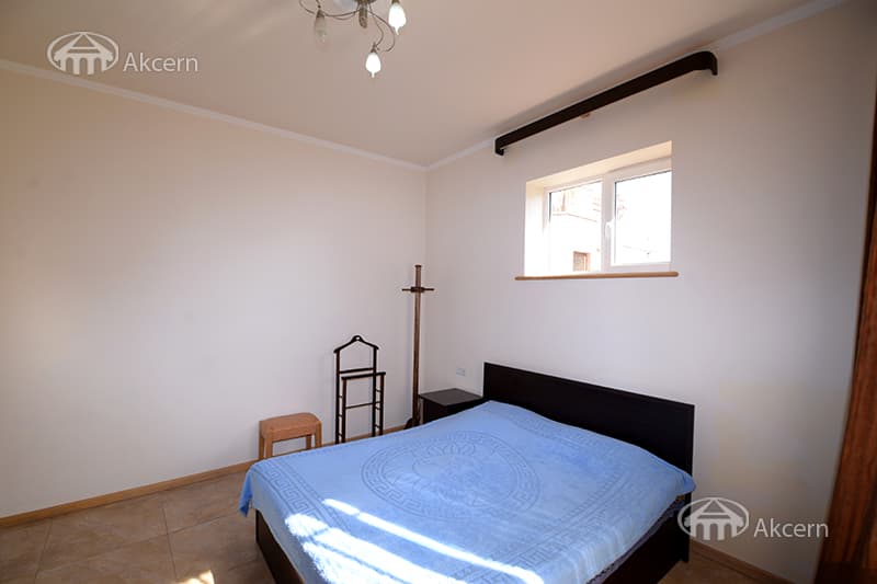 House · 4 rooms · 335 m² · Kentron