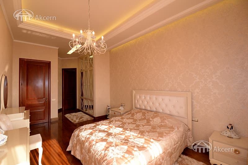 Բնակարան · 4 սեն. · 242 մ² · Կենտրոն