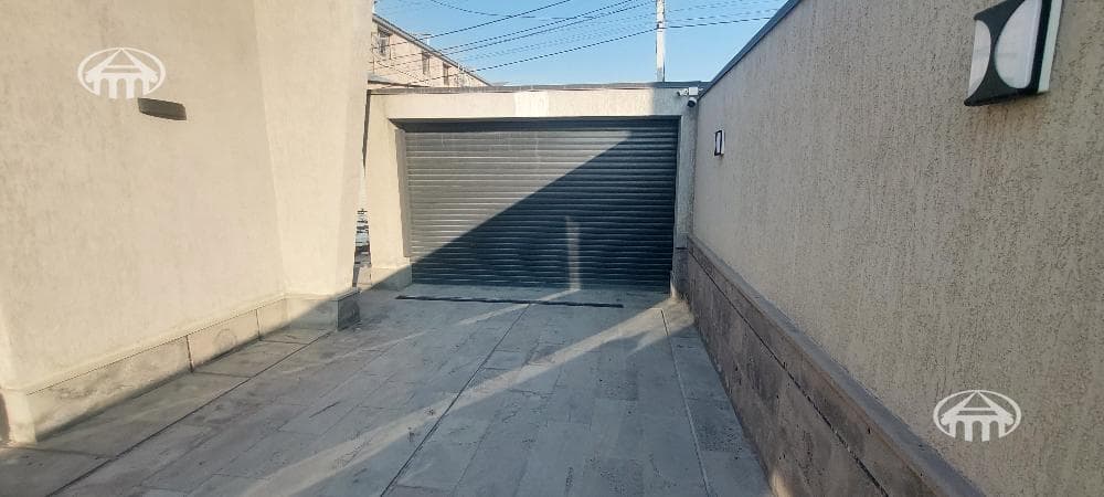 Թաունհաուս · 9 սեն. · 348 մ² · Զովունի
