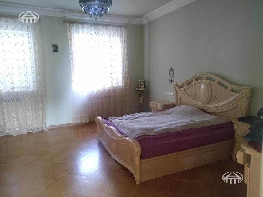 Особняк · 4 комн. · 363 м² · Кентрон