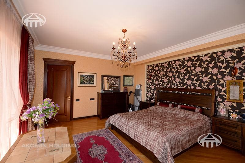 House · 5 rooms · 678 m² · Kentron