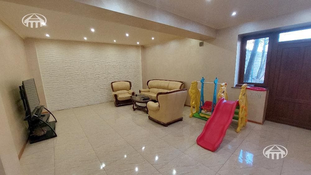 House · 6 rooms · 345 m² · Kanaker-Zeytun