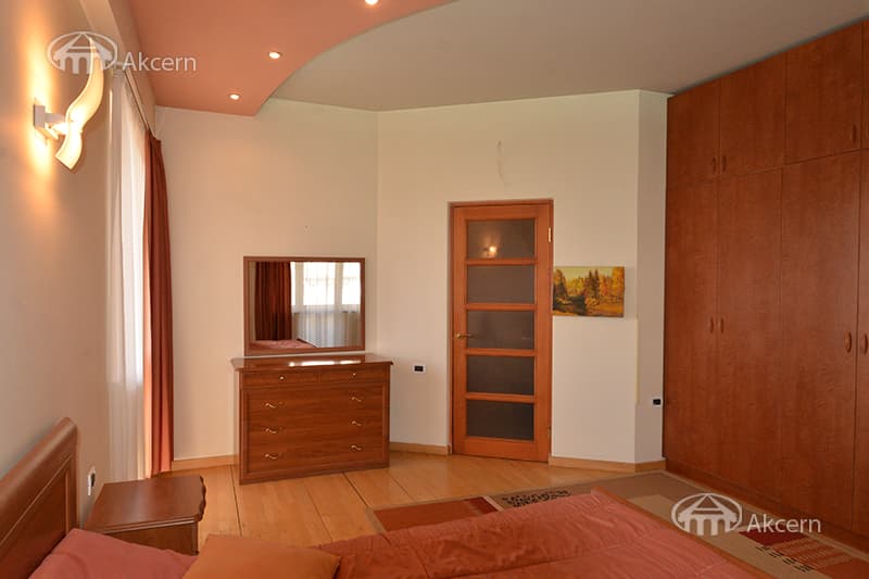 Квартира · 6 комн. · 266 м² · Кентрон