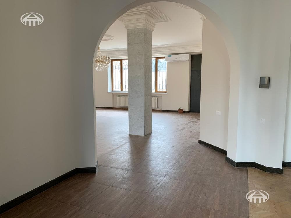 House · 6 rooms · 537 m² · Kentron